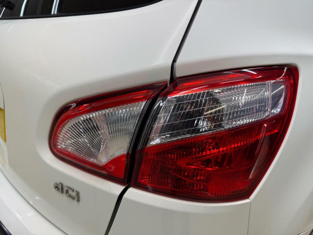 Nissan Qashqai Hatchback Red #13