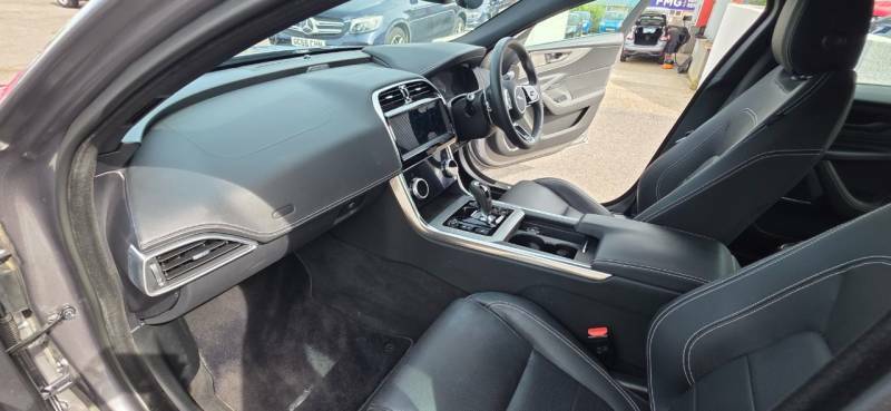 Jaguar XE 2.0 P250i Hse Black #17