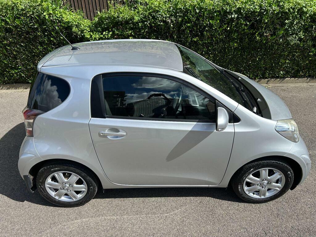 Toyota IQ Hatchback White #40