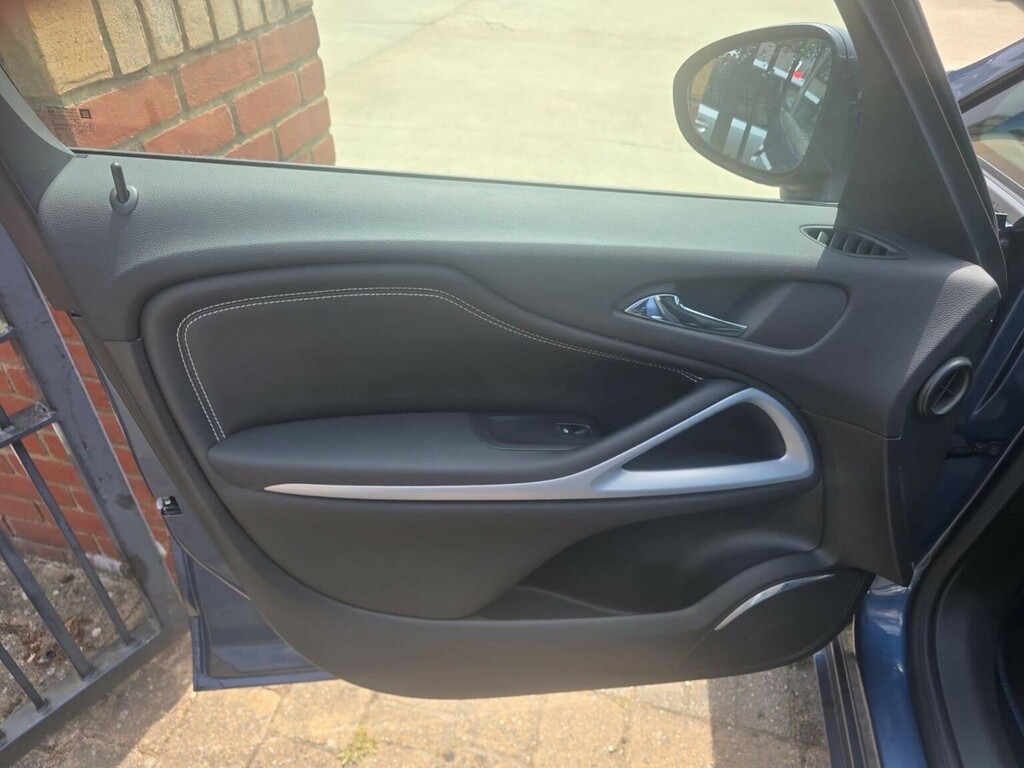 Vauxhall Zafira Tourer Design White #23