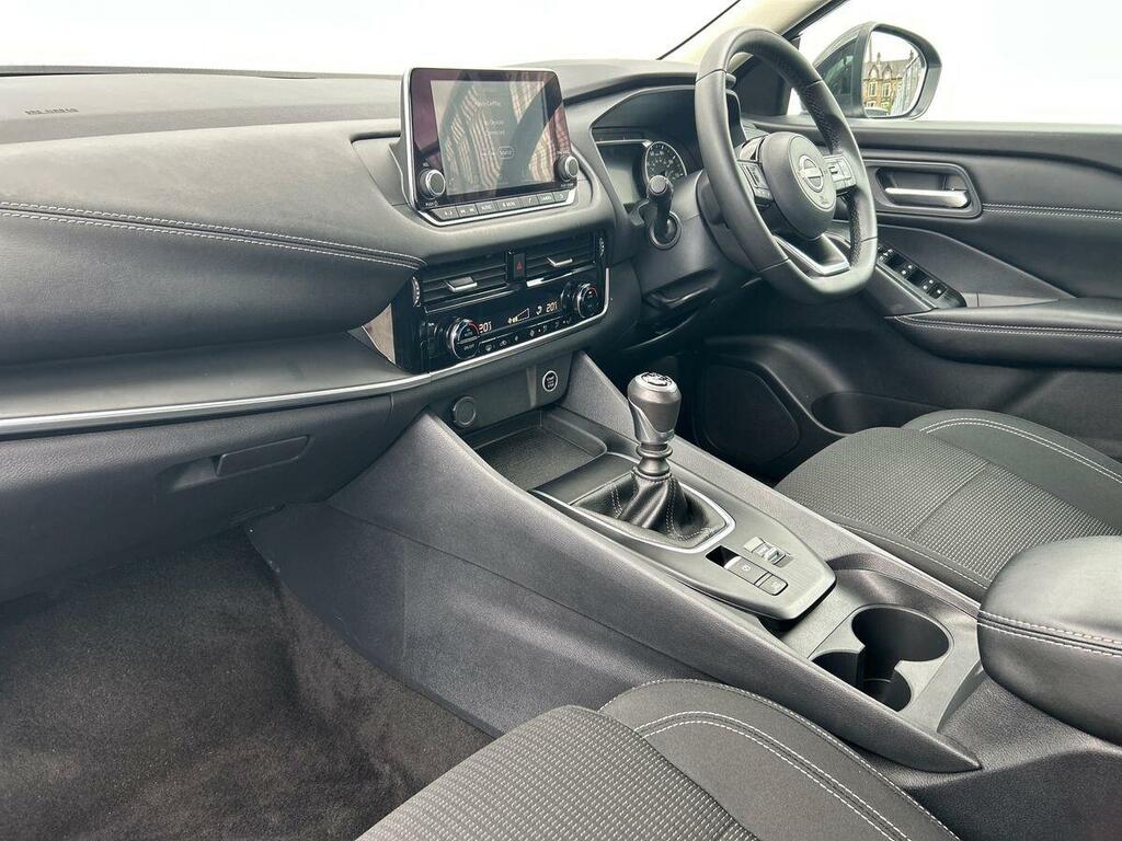 Nissan Qashqai 1.3 Dig-t Mhev Acenta Premium Suv Hybri DN24USC Black #2