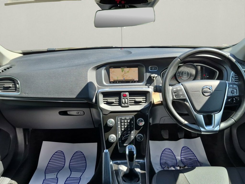 Volvo V40 2L Momentum Nav Plus Black #4