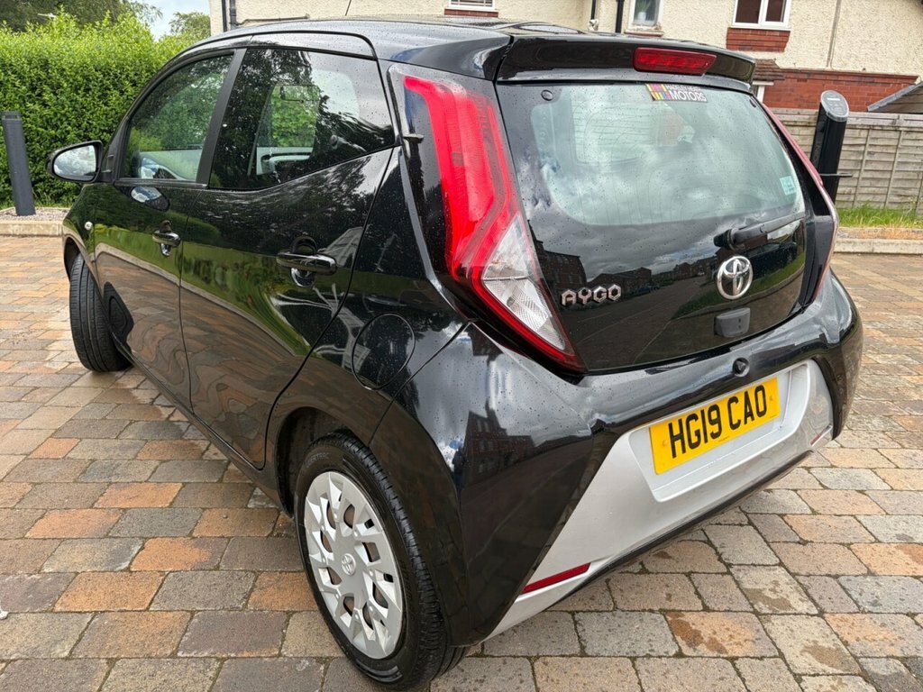 Toyota Aygo 1L X-play Black #6