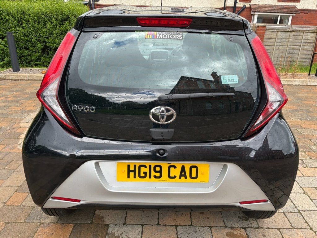 Toyota Aygo 1L X-play Black #5