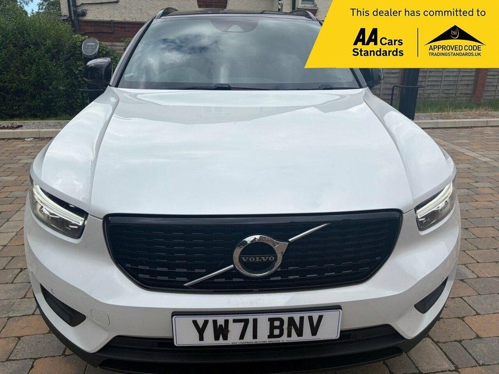 Volvo XC40 1.5L R-design White #2