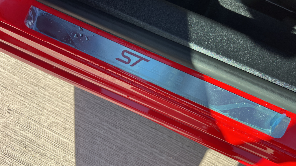 Ford Focus 1.0 Ecoboost St-line 5Dr- Red Stitching, Front R Black #36
