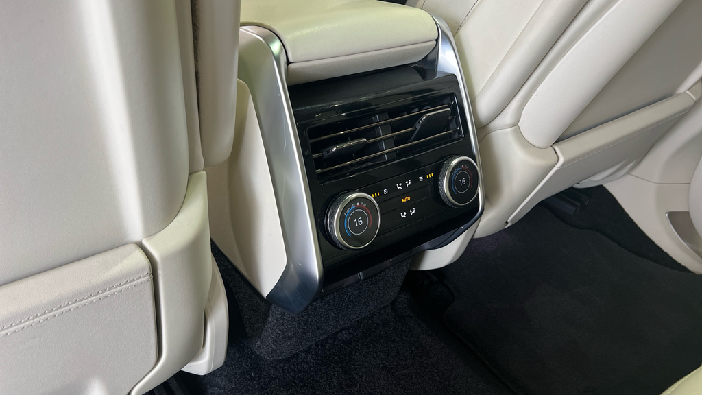 Land Rover Range Rover 3.0 D300 Hse White #44