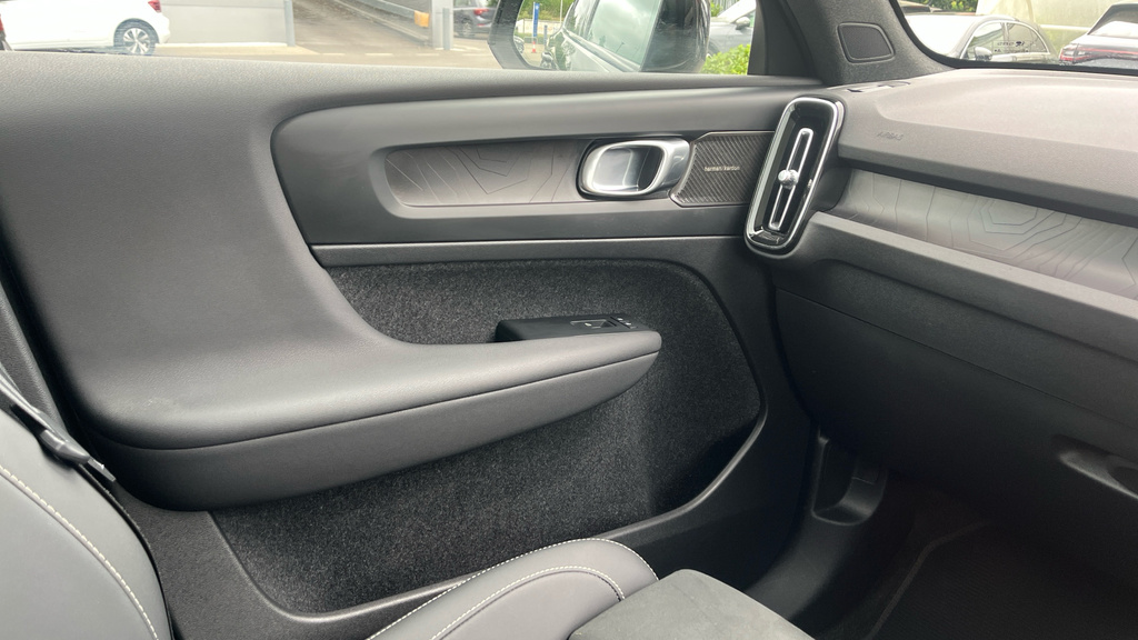 Volvo C40 Core Blue #24
