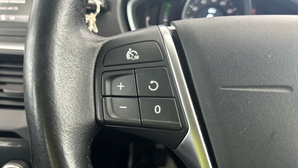 Volvo V40 T2 122 R Design Nav Plus Black #15