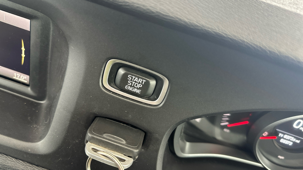 Volvo V40 T2 122 R Design Nav Plus Black #14