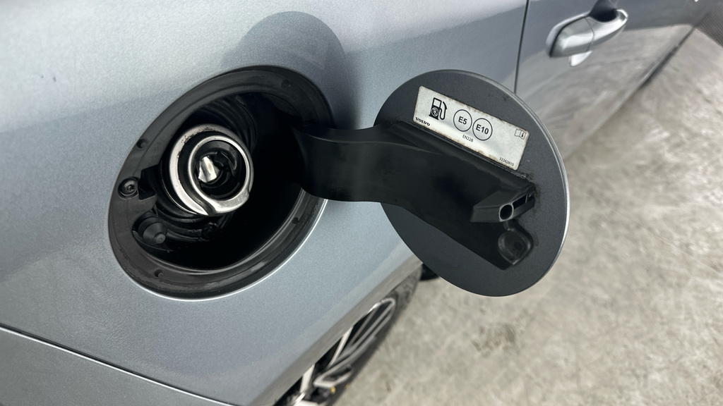 Volvo V40 T2 122 R Design Nav Plus Black #28