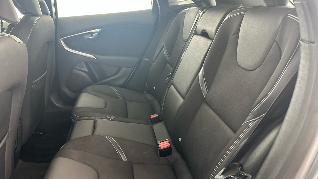 Volvo V40 T2 122 R Design Nav Plus Black #21