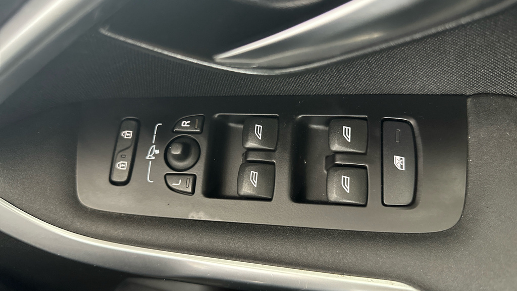 Volvo V40 T2 122 R Design Nav Plus Black #11