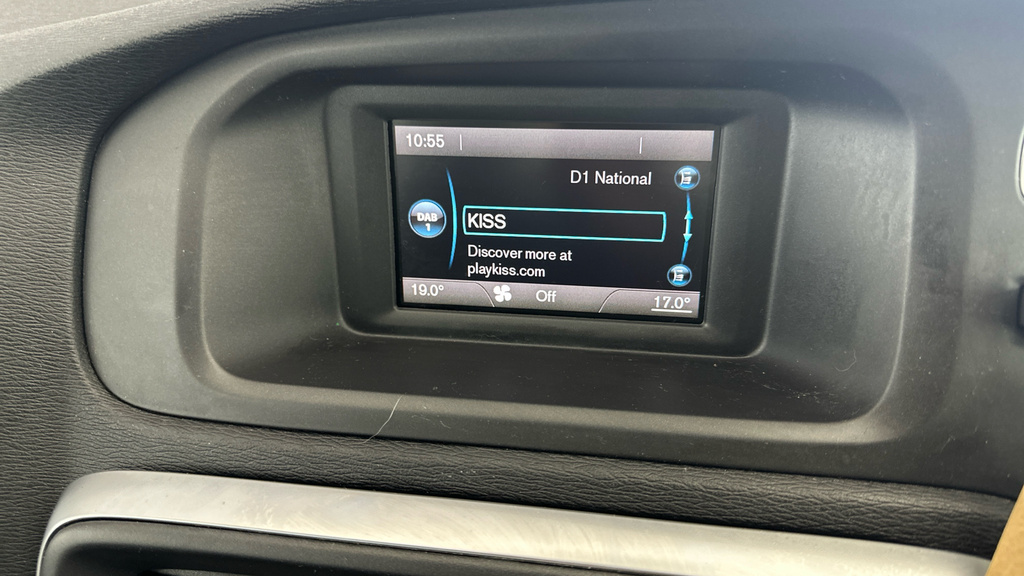 Volvo V40 T2 122 R Design Nav Plus Black #18