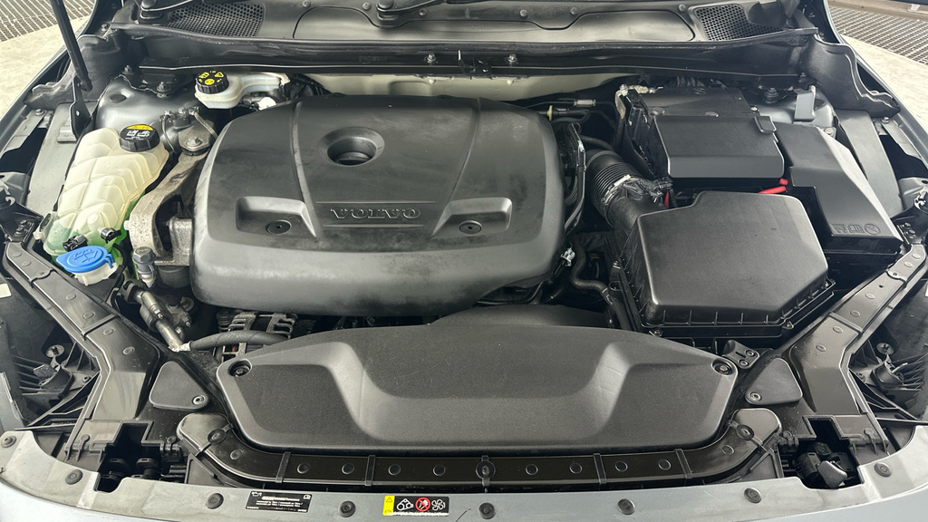 Volvo V40 T2 122 R Design Nav Plus Black #23