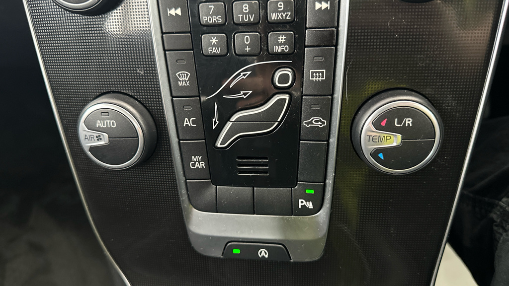 Volvo V40 T2 122 R Design Nav Plus Black #17