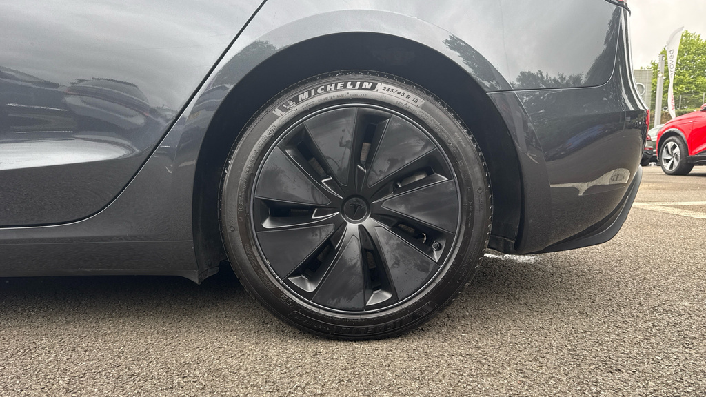 Tesla Model 3 Saloon White #18