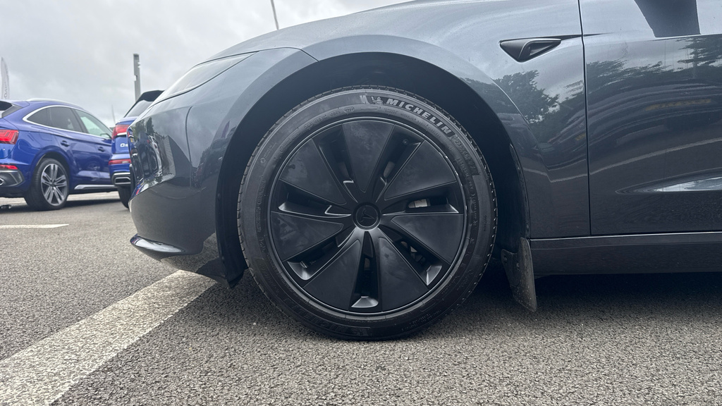 Tesla Model 3 Saloon White #17