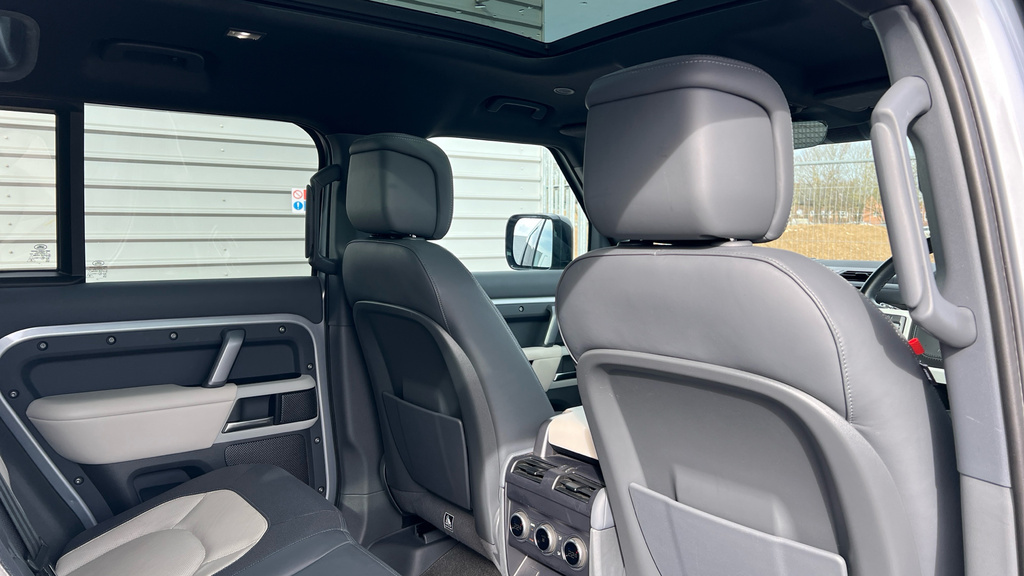 Land Rover Defender 2L X-dynamic Hse Black #36