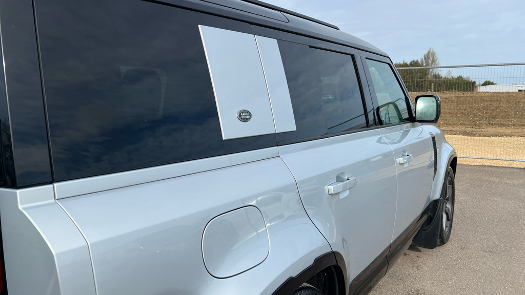 Land Rover Defender 2L X-dynamic Hse Black #32