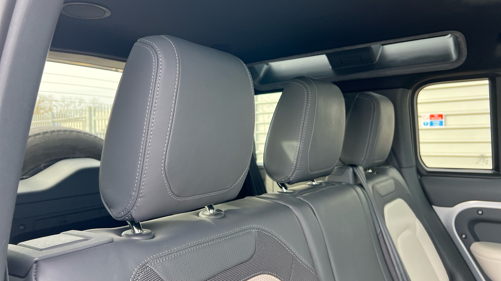 Land Rover Defender 2L X-dynamic Hse Black #37