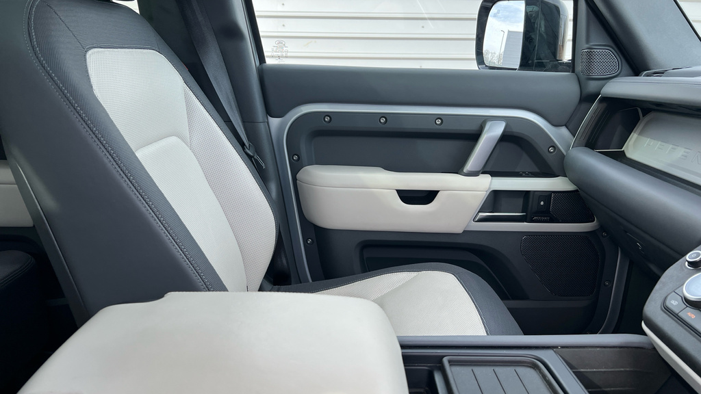 Land Rover Defender 2L X-dynamic Hse Black #44