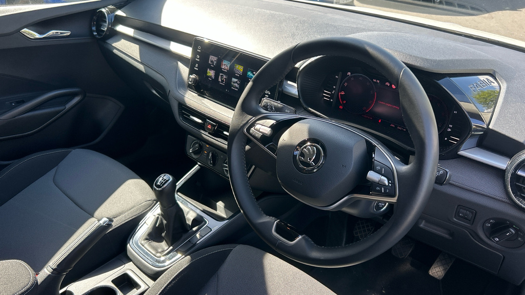 Skoda Fabia Design Edition White #9