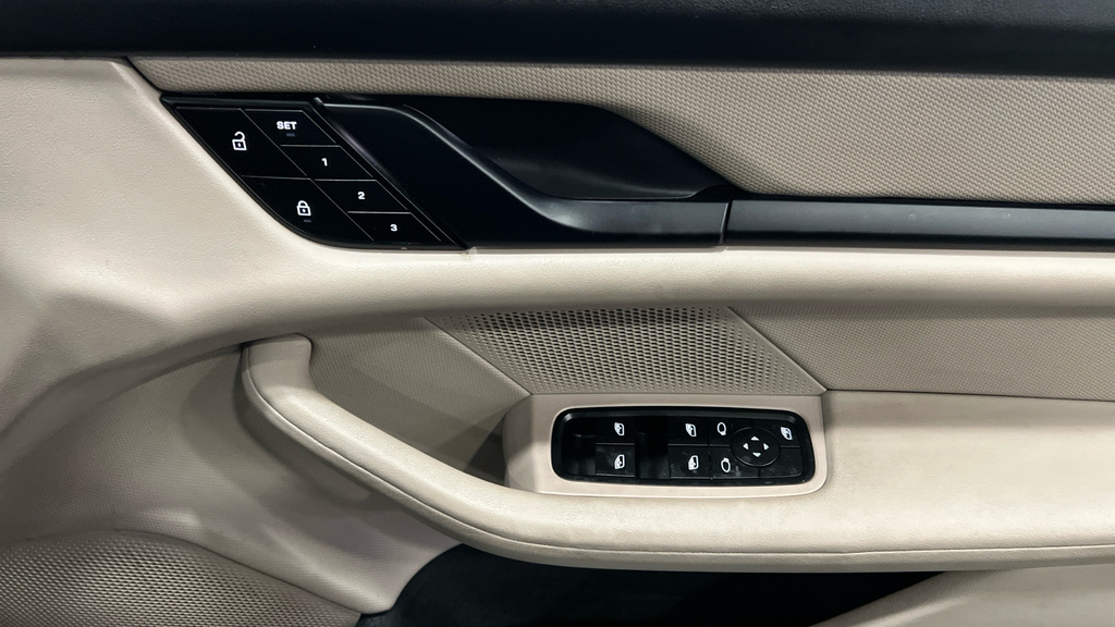 Porsche Taycan Base  #30