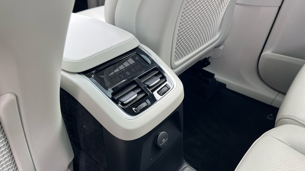 Volvo XC90 Ultimate Black #42