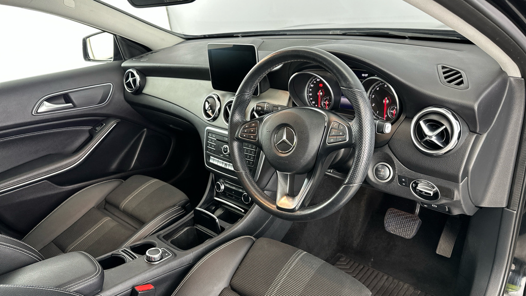 Mercedes-Benz GLA Class Amg Line Silver #9
