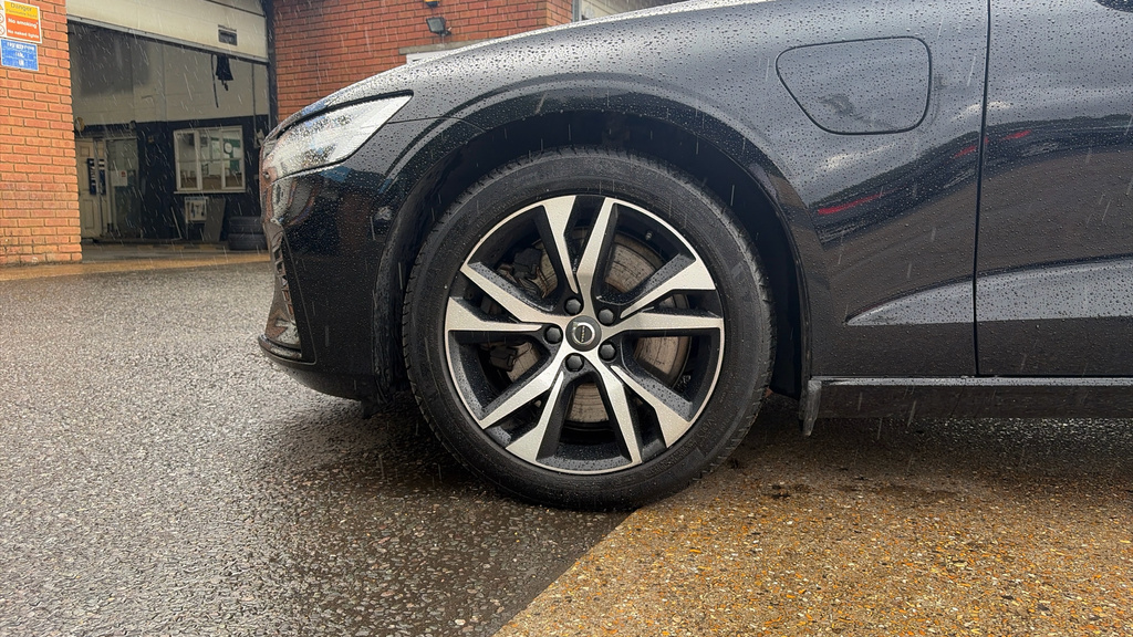 Volvo V60 R Design Black #17
