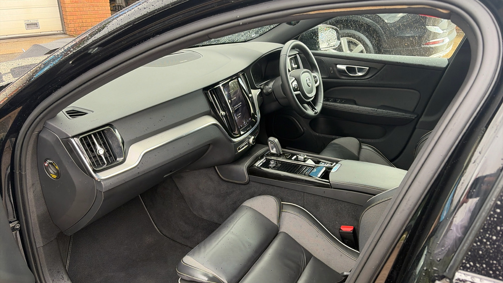 Volvo V60 R Design Black #10