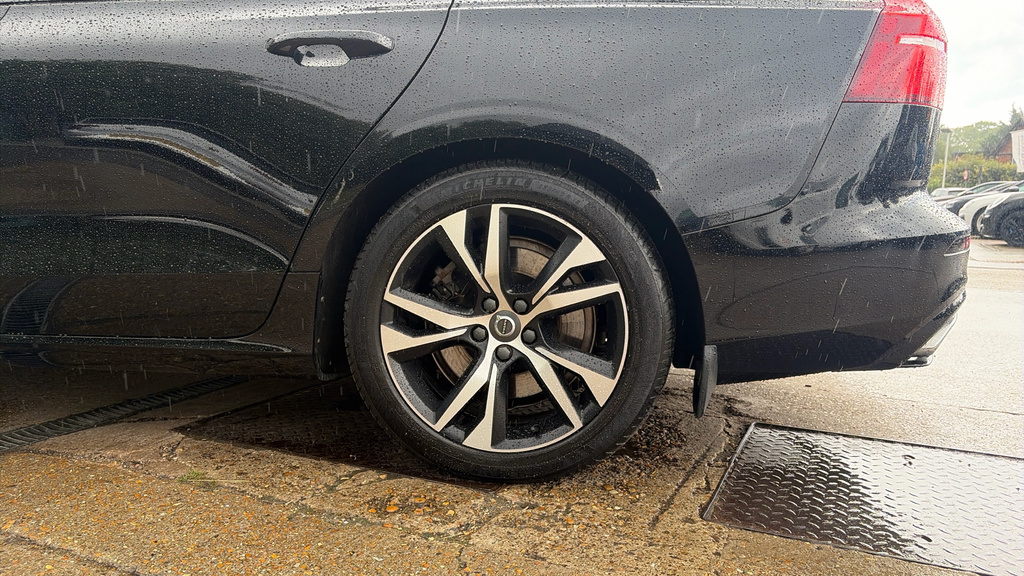 Volvo V60 R Design Black #18