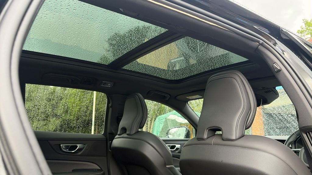 Volvo V60 R Design Black #23