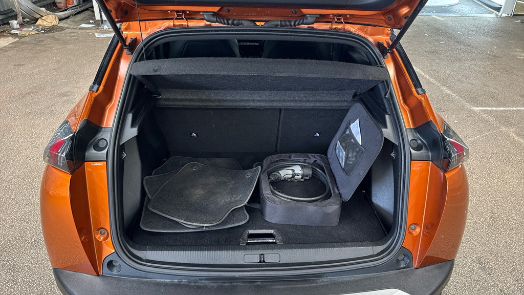 Peugeot e-2008 Allure Black #15