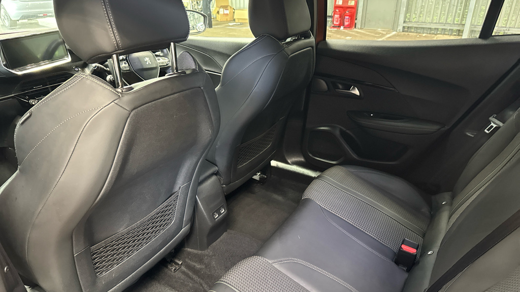 Peugeot e-2008 Allure Black #14