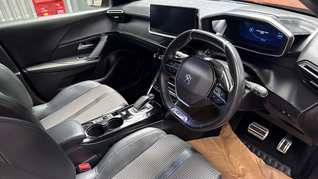 Peugeot e-2008 Allure Black #9
