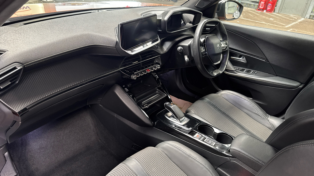 Peugeot e-2008 Allure Black #10