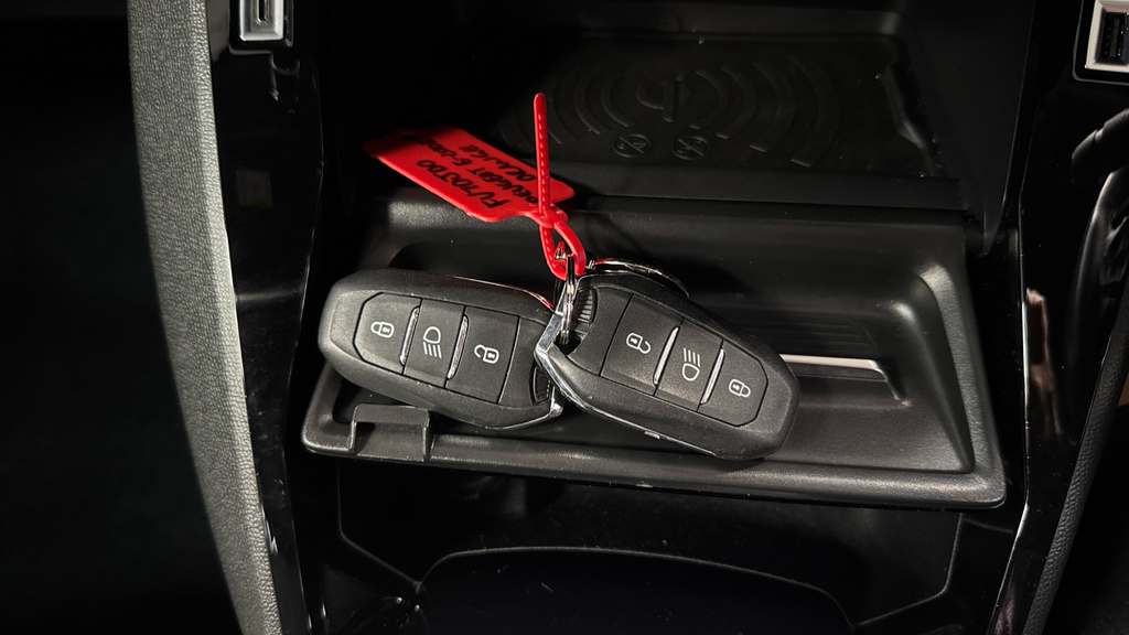 Peugeot e-2008 Allure Black #22