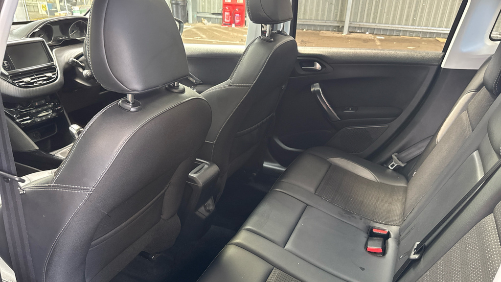 Peugeot 2008 2008 Active Bluehdi Green #14