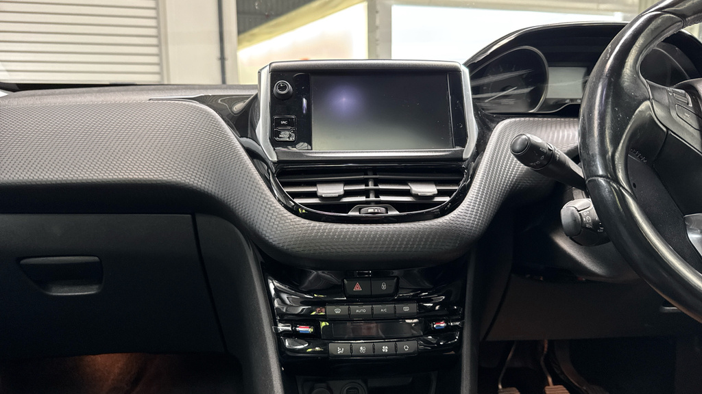 Peugeot 2008 2008 Active Bluehdi Green #12