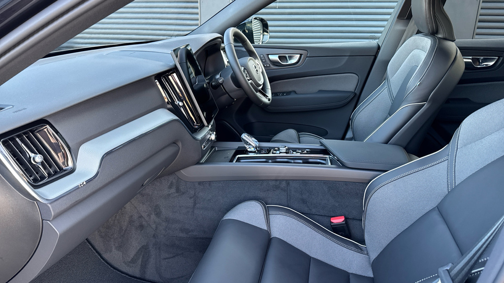 Volvo XC60 Ultra Black #42