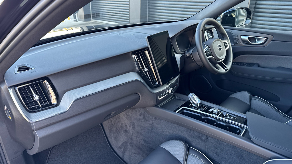 Volvo XC60 Ultra Black #10