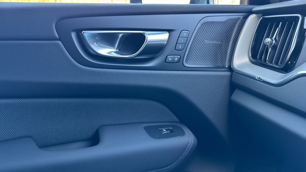 Volvo XC60 Ultra Black #50