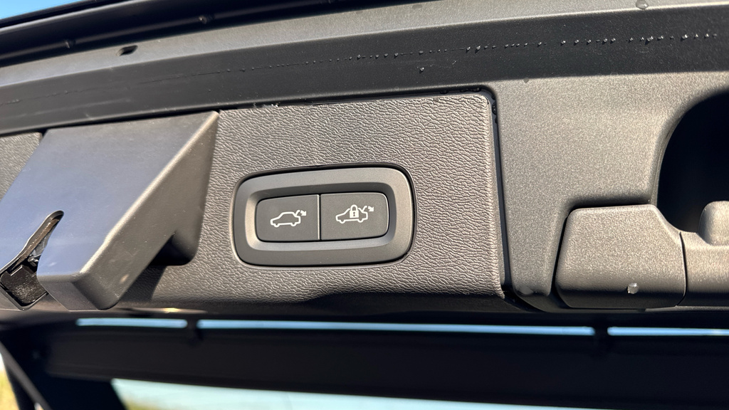 Volvo XC60 Ultra Black #44