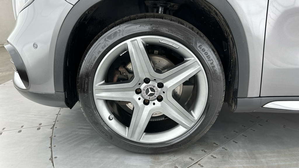 Mercedes-Benz GLA Class White #25
