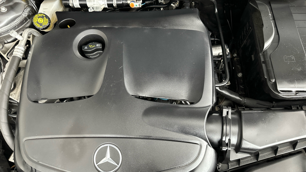 Mercedes-Benz GLA Class White #24