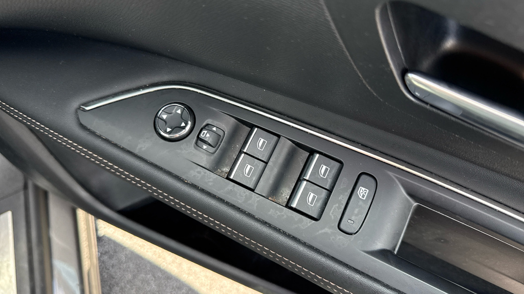 Peugeot 3008 1.2 Puretech Active Premium-plus Black #4