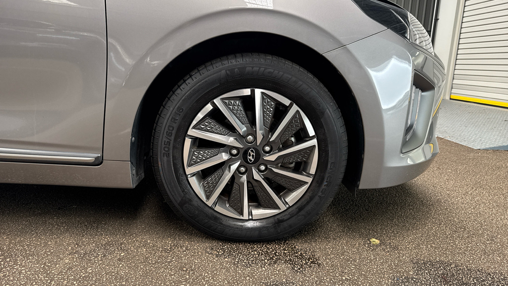 Hyundai Ioniq Hatchback Red #20