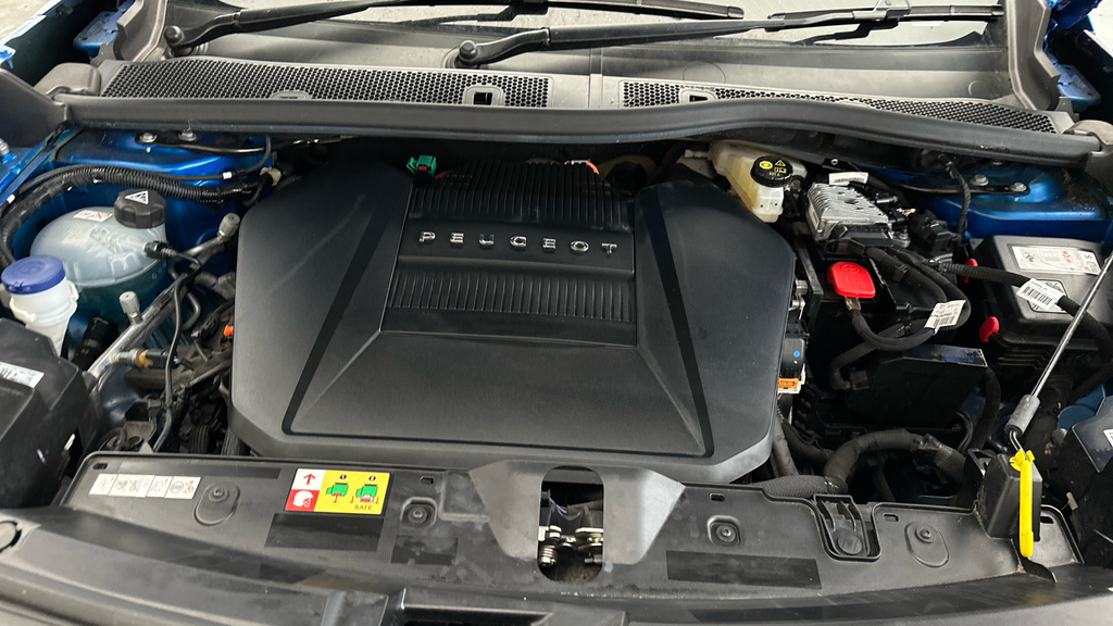 Peugeot e-2008 Gt Premium Black #25